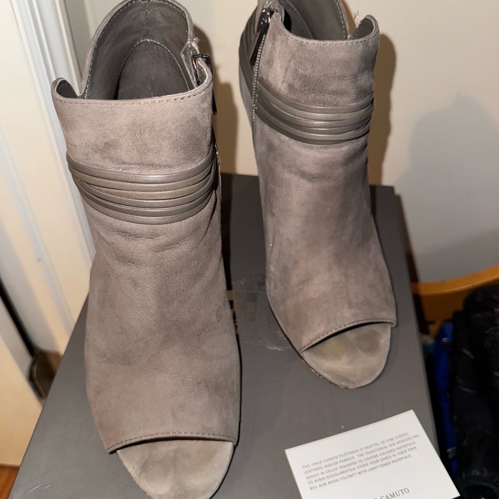 Women's Vince Camuto Annavay Gray Peep-Toe suede